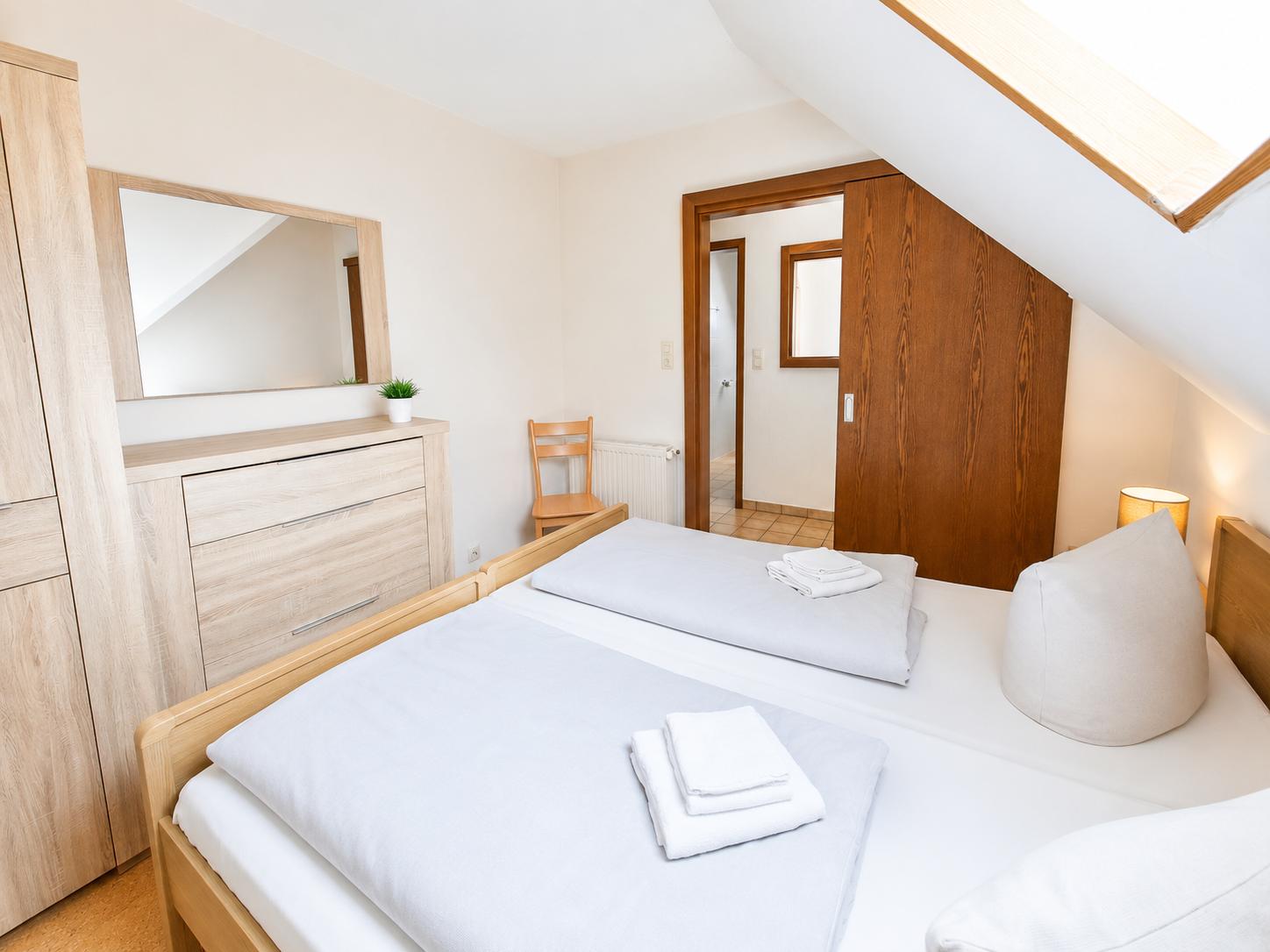 Elternschlafzimmer mit Schrank...