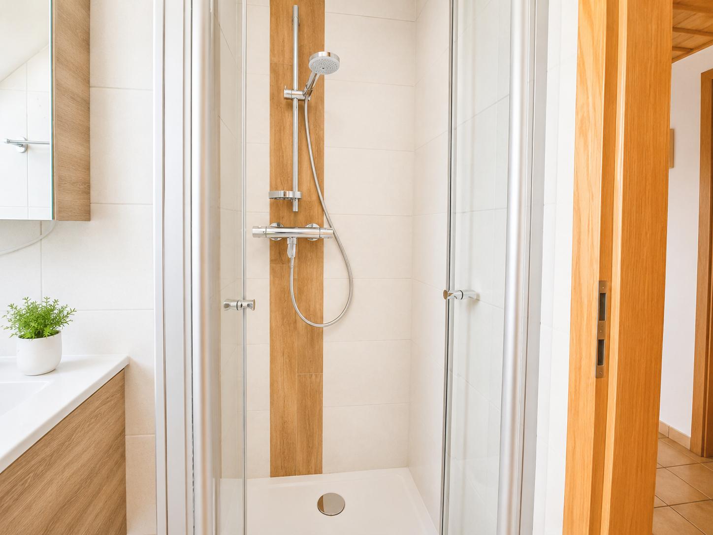 Badezimmer mit Dusche...