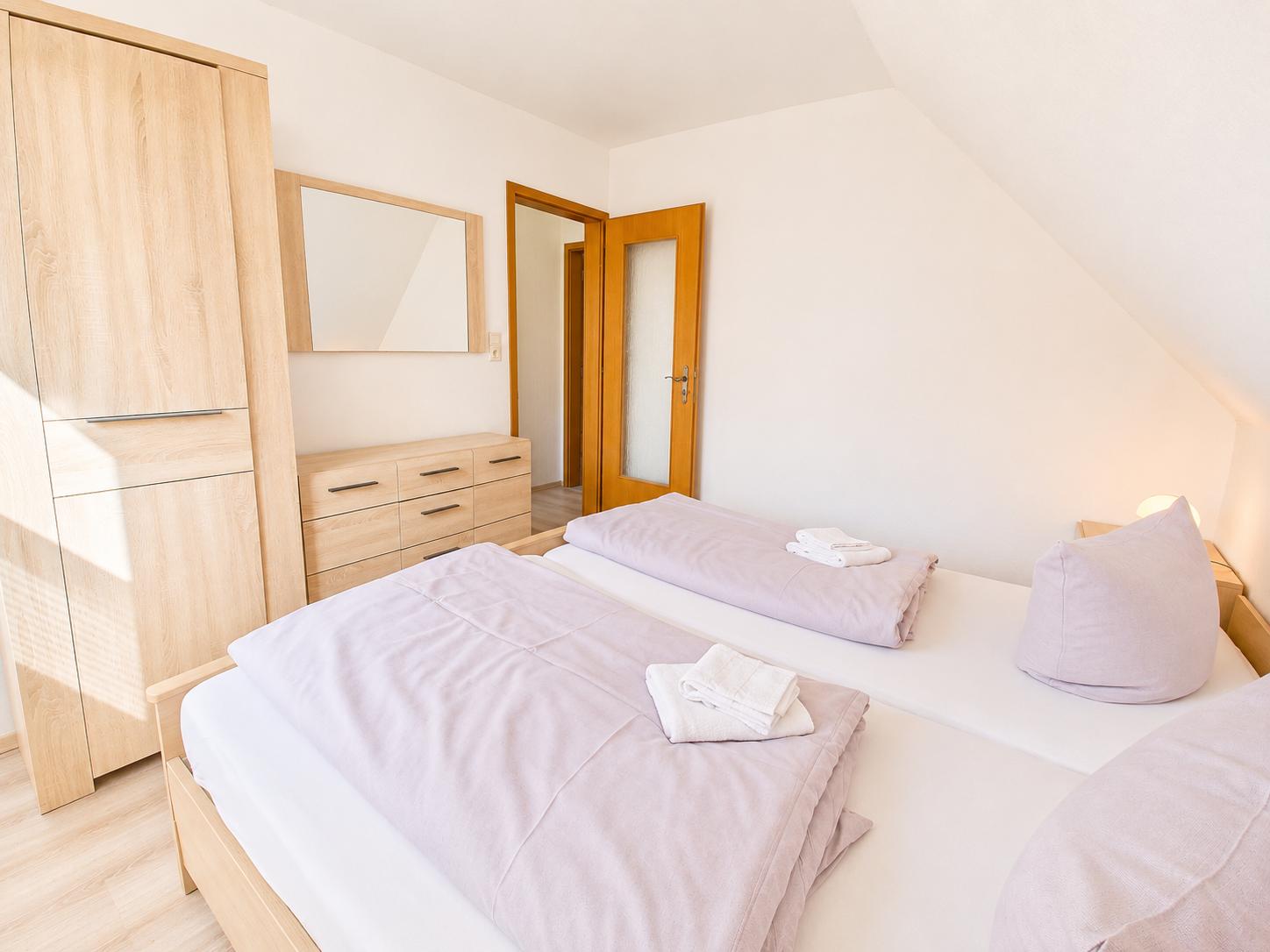 Elternsclafzimmer mit Schrank...