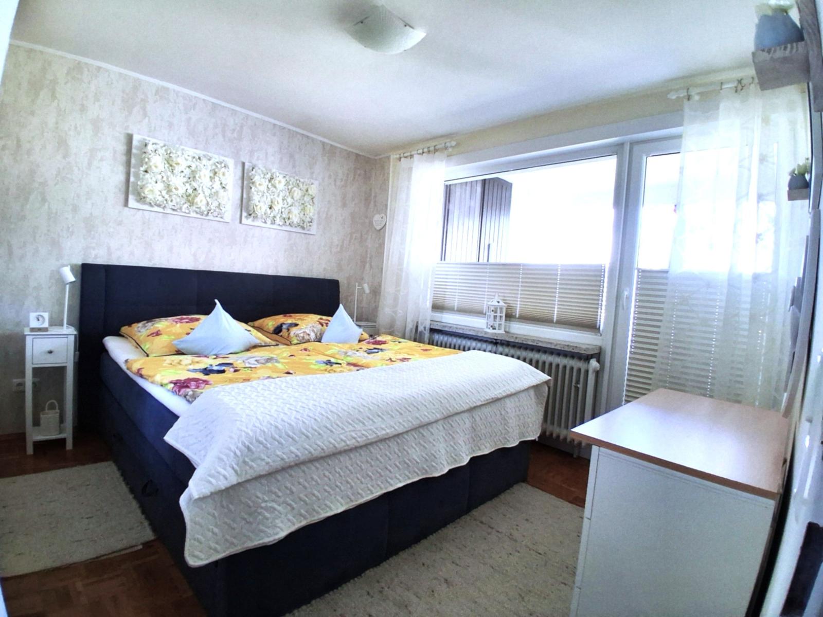 Schlafzimmer - großes Fenster und Tür zum Balkon