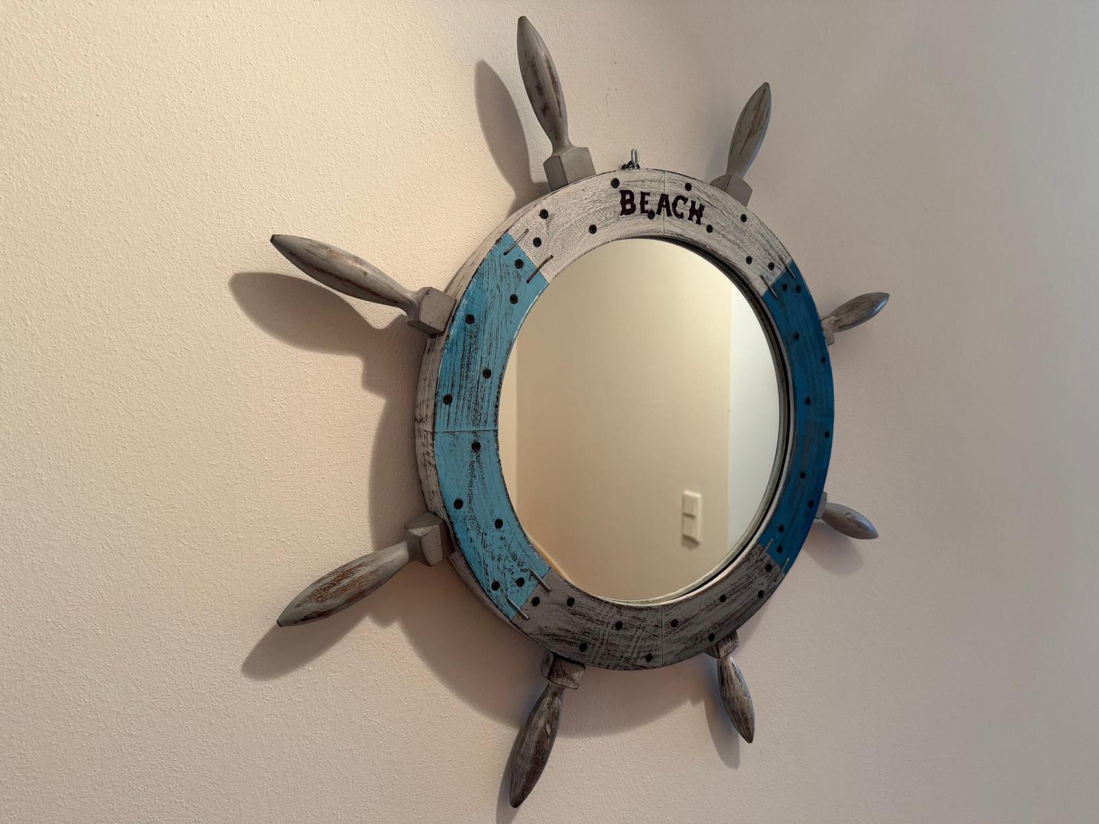 Spiegel mit Ruderhaus-Design an der Wand, blau und grau lackiert, mit Aufschrift BEACH.