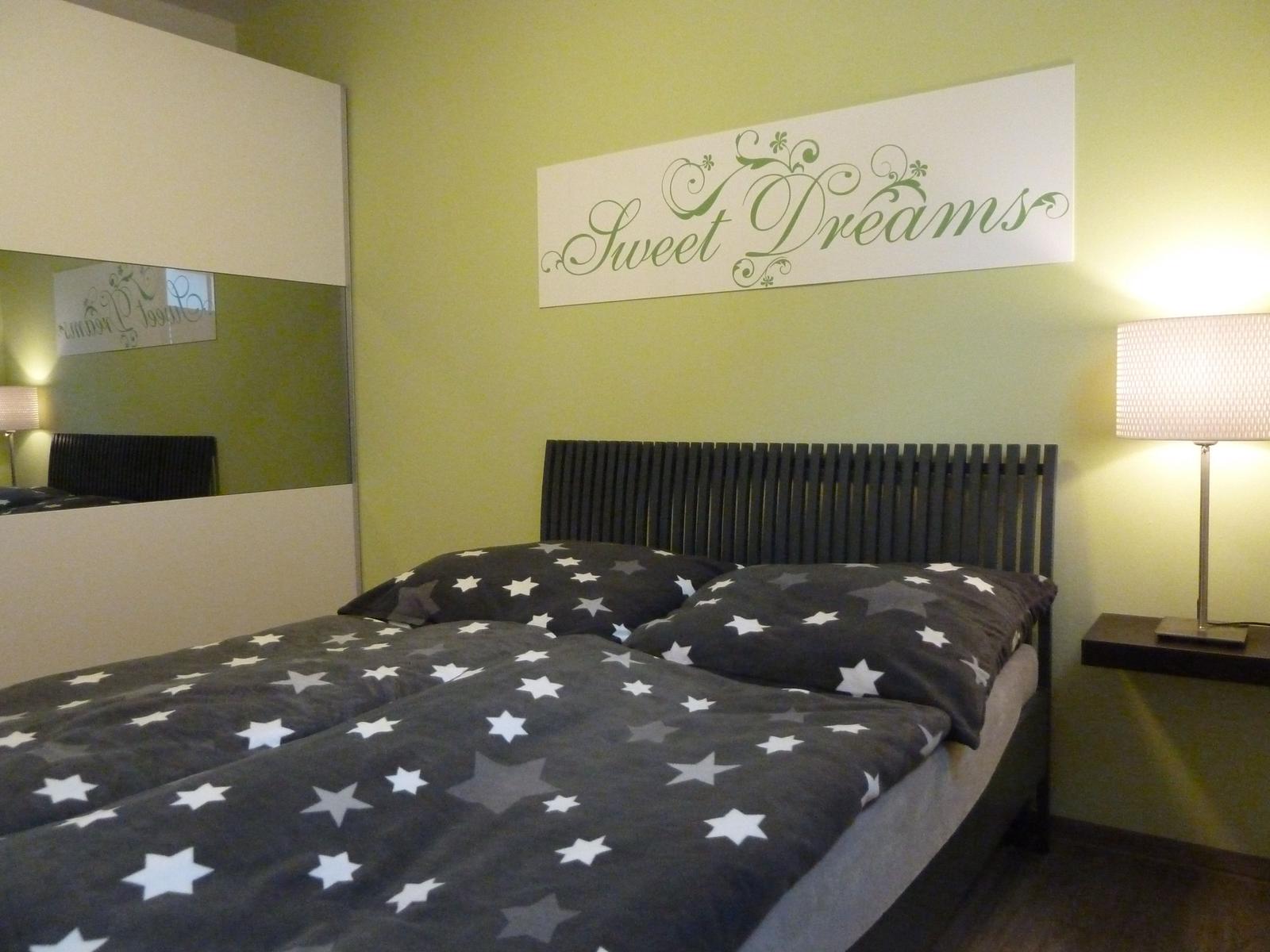 Schlafzimmer mit Bett, Wandbild und Nachttisch