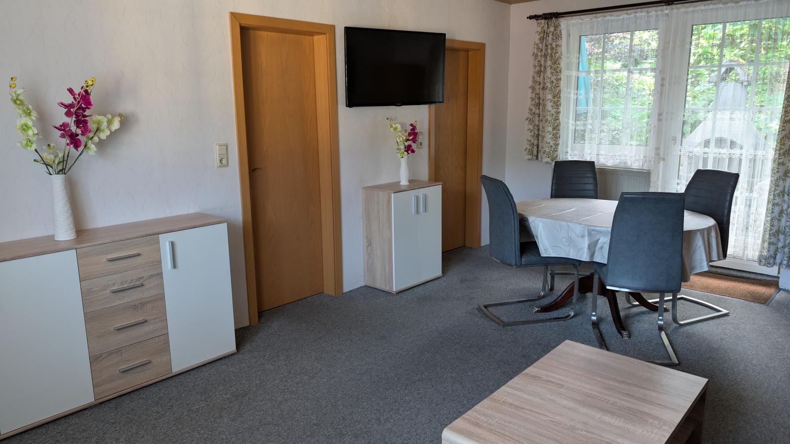 Wohnzimmer mit TV und Essecke