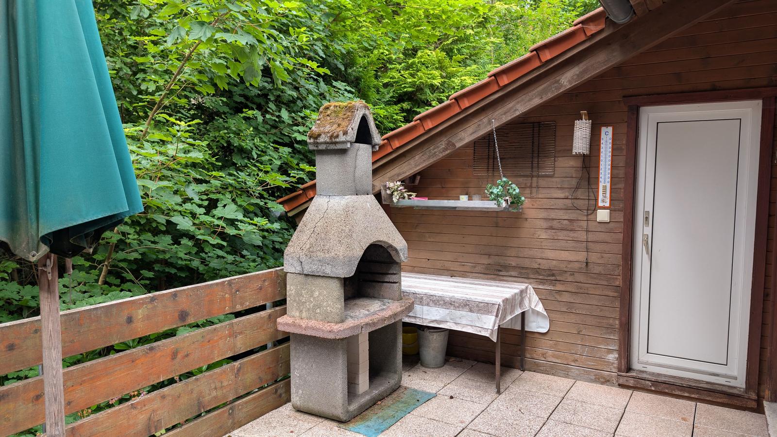 Holzkohlegrill auf der Hochterrasse