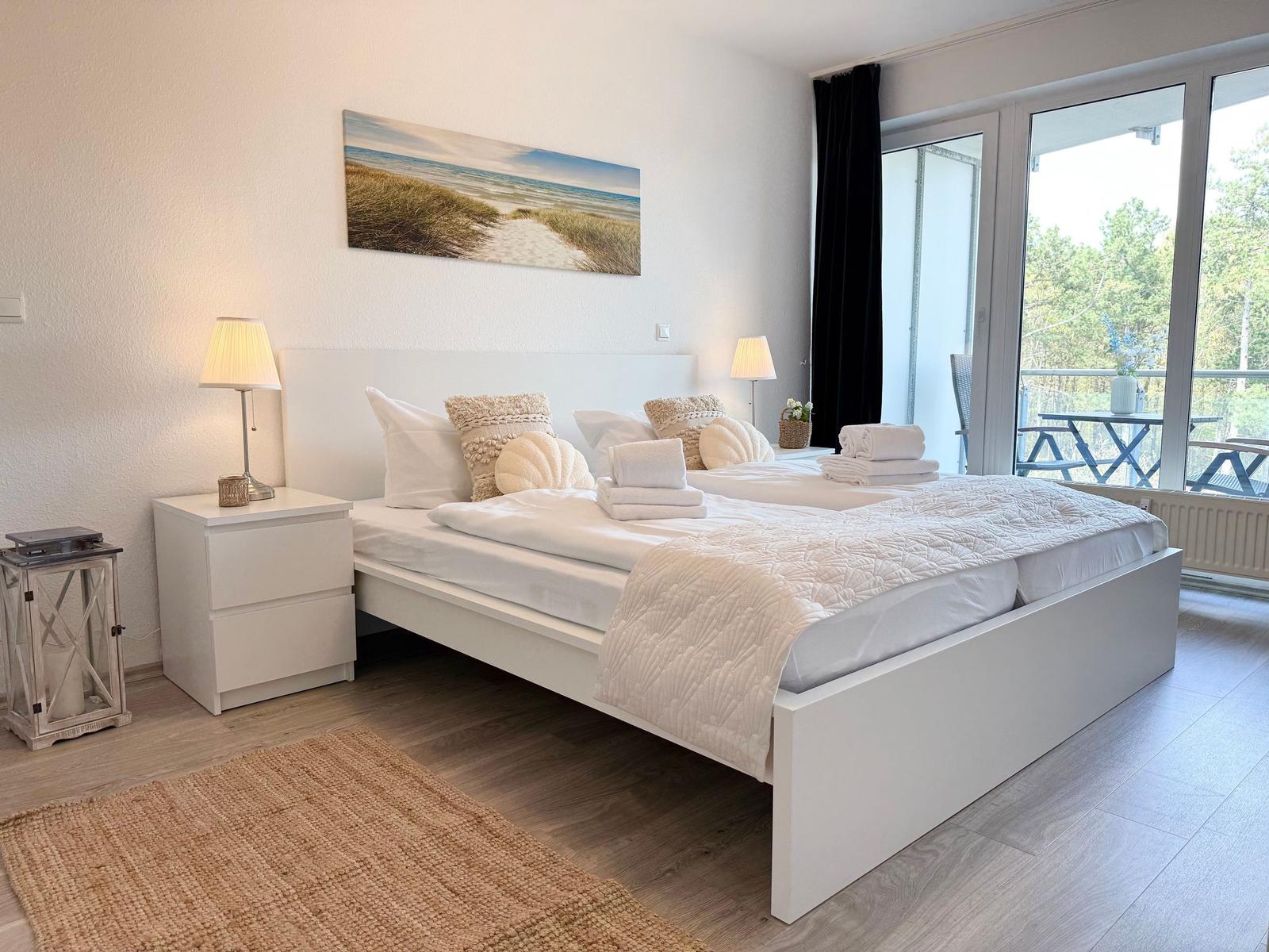 Schlafzimmer mit Doppelbett, Balkon und Wandbild