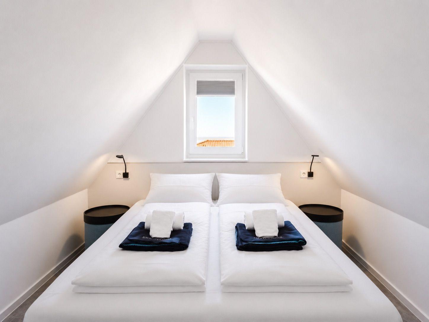 Room with double bed, window and nightstands
