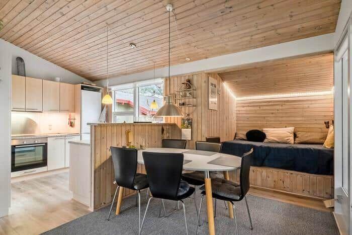 Küche mit Essbereich und Schlafplatz im Holzhaus.