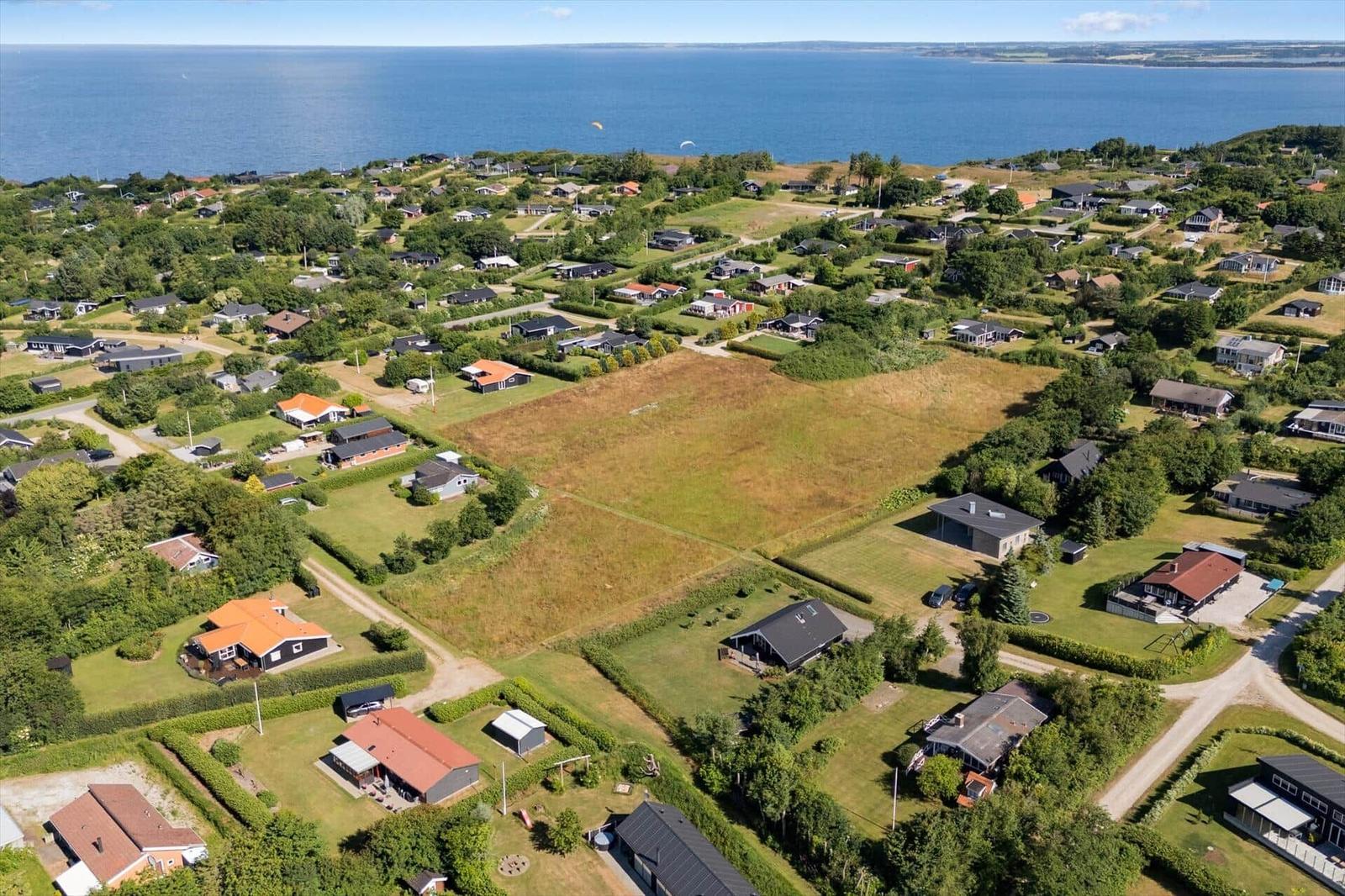 Luftbild von Ferienhäusern mit Blick auf das Meer