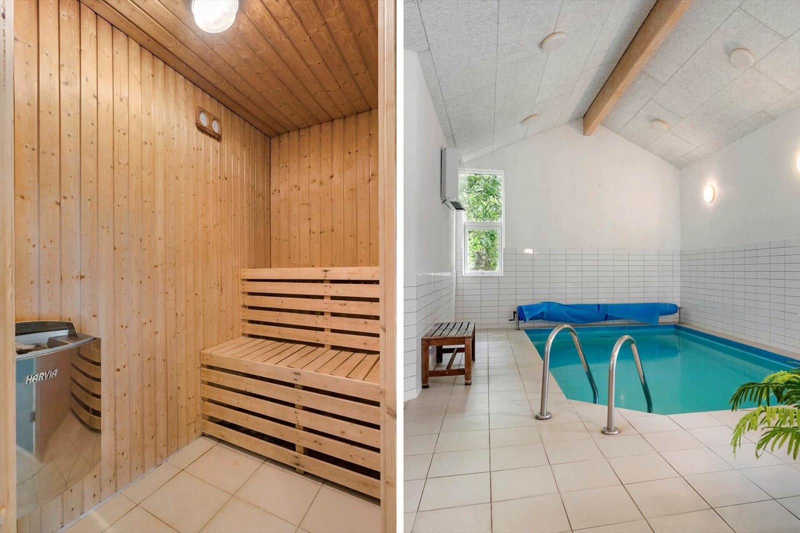Sauna mit Holzwand und Sitzbank. Pool mit Dach, Treppe und Fenster.
