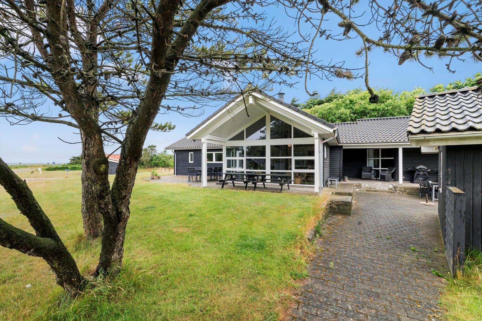 Moderne Villa mit großem Garten, Terrasse und Grillplatz. Blick auf den Strand.