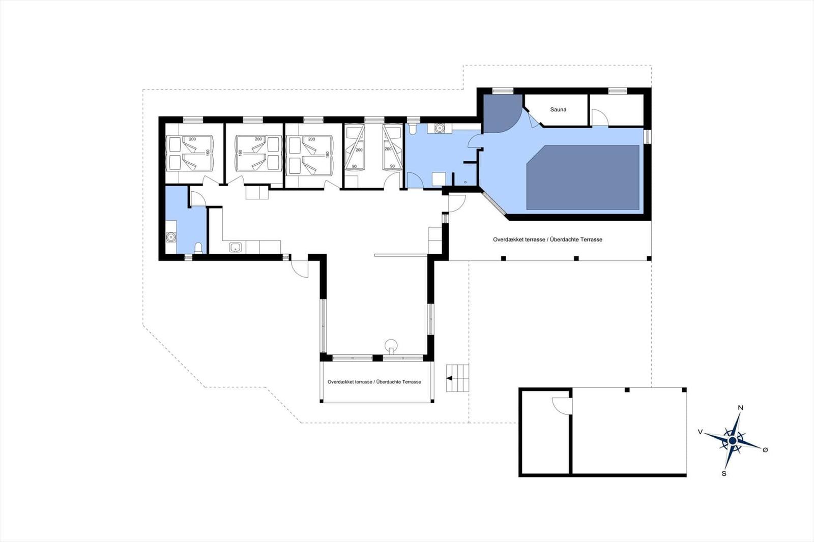 Funktionaler Grundriss mit vier Schlafzimmern, Sauna und überdachter Terrasse.