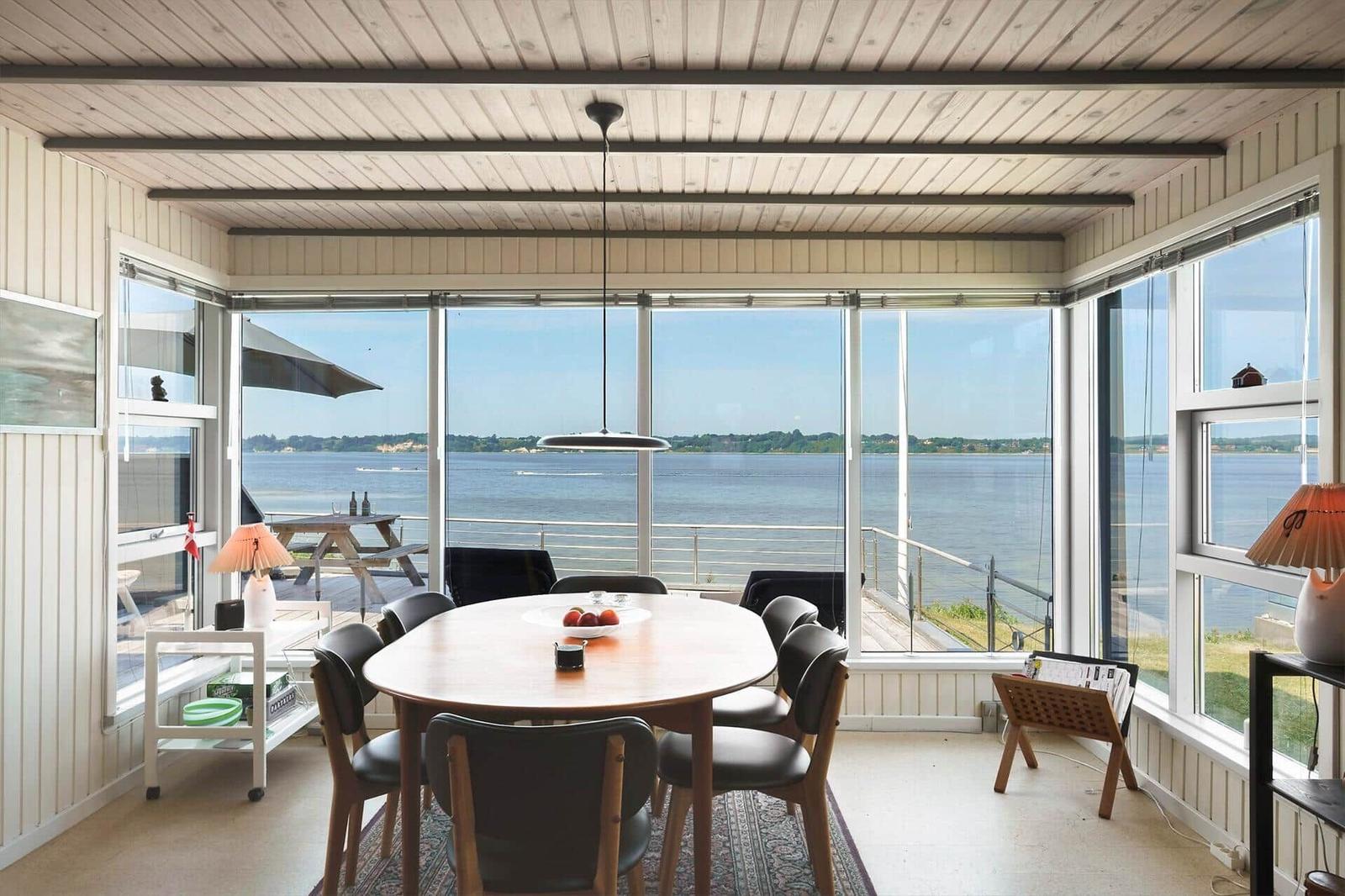 Esszimmer mit Blick auf Wasser und Terrasse
