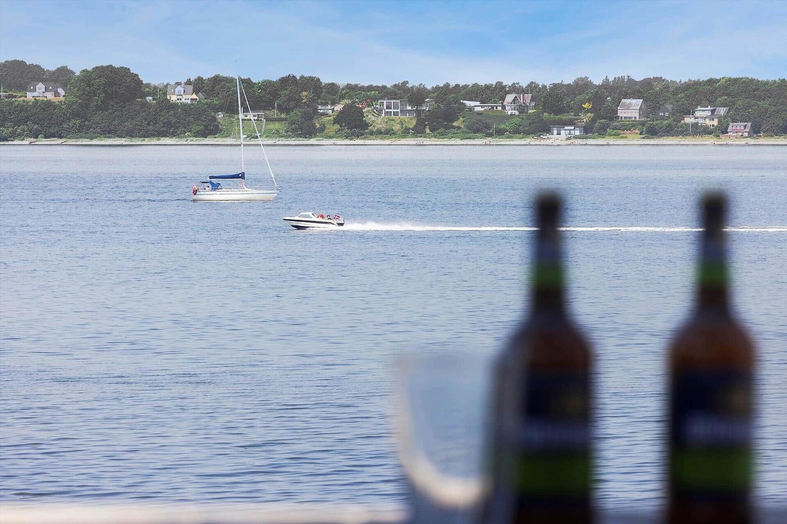 Vom Balkon aus Blick auf das Wasser mit Booten und Uferhäusern.