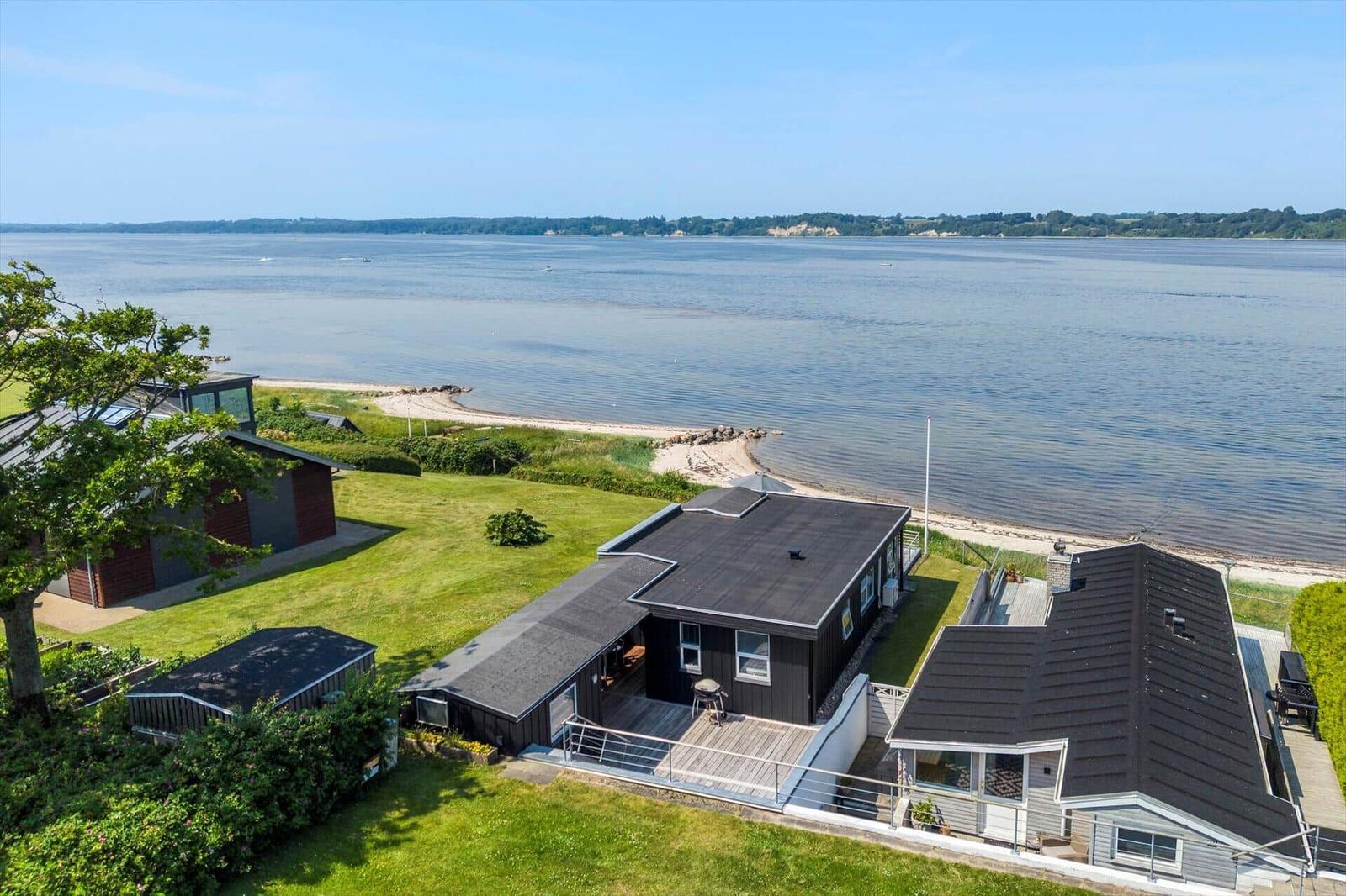 Modernes Haus mit Terrasse direkt am Wasser