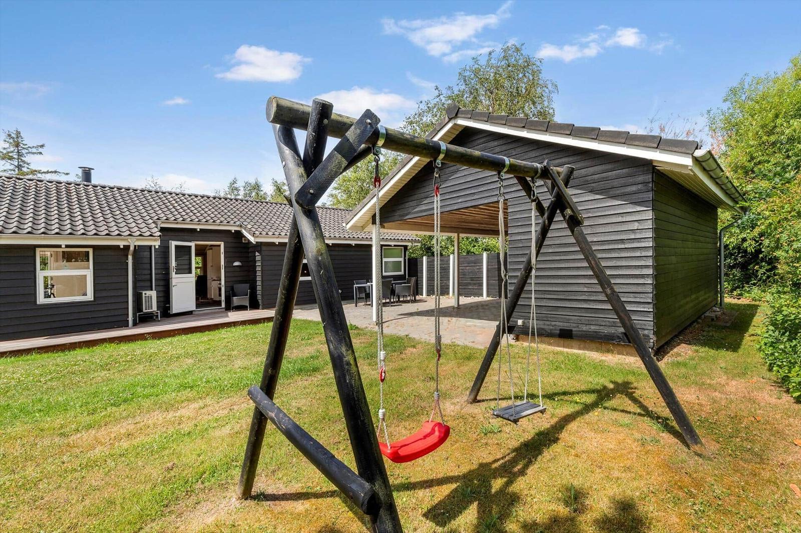 Haus mit Spielplatz und Terrasse im Garten