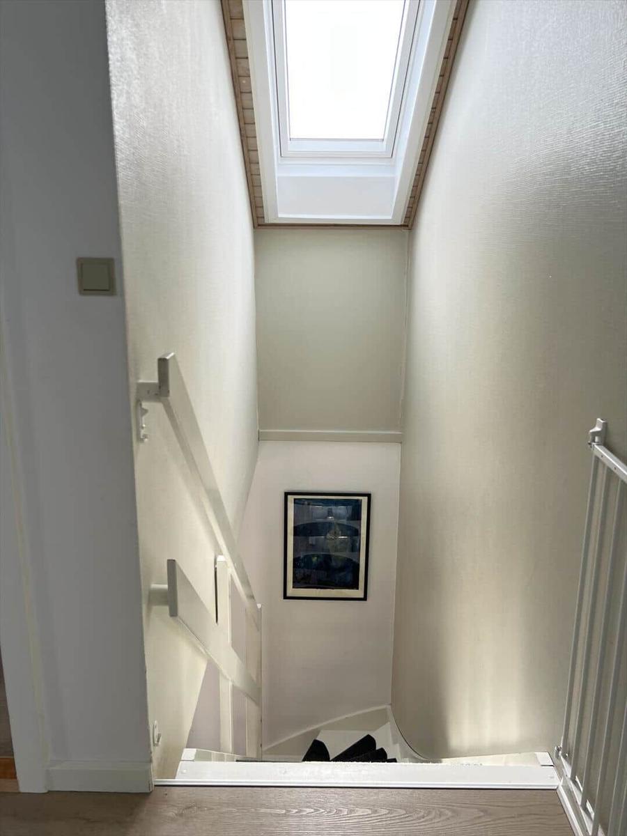 Treppenhaus mit Dachfenster und Wandbild