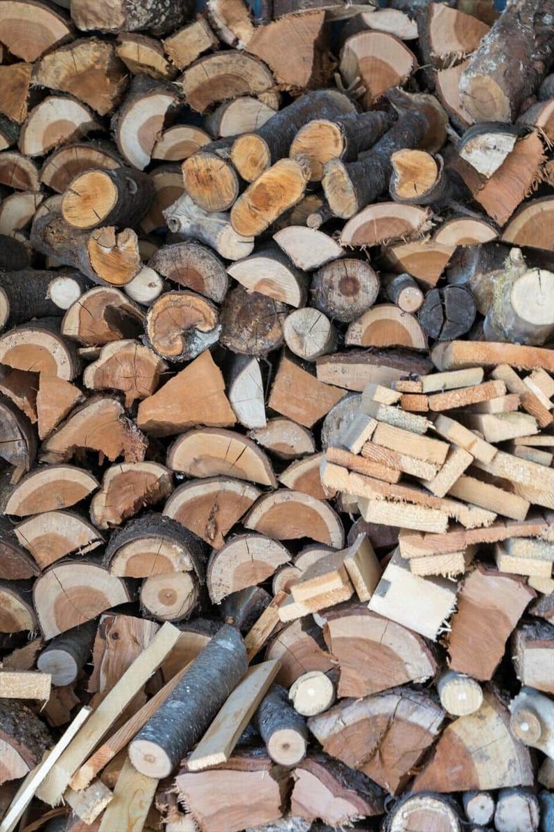 Vorrat an gespaltenem Brennholz für gemütliche Abende im Freien.