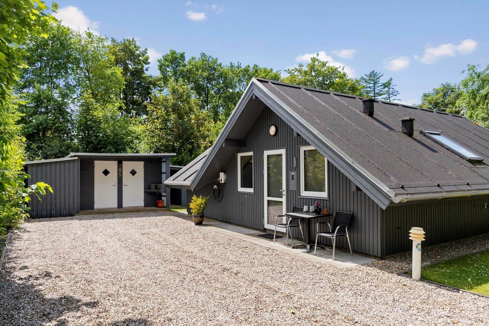 Moderne Holzhütte mit Terrasse, Grillbereich und Garten. Ideal für Urlaub mit Familie.