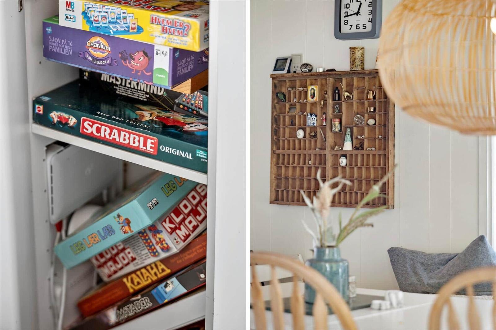 Schrank mit Brettspielen und Wandregal mit Dekorationsgegenständen