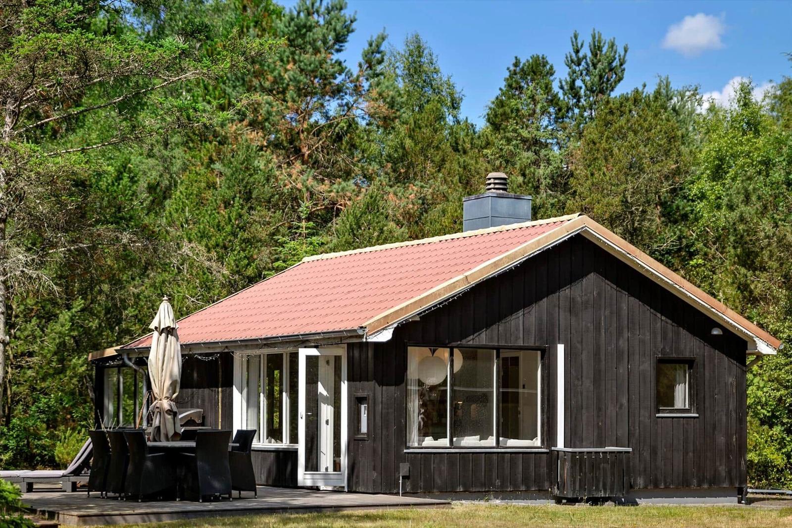 Holzhaus mit Terrasse, Grill und Garten im Wald
