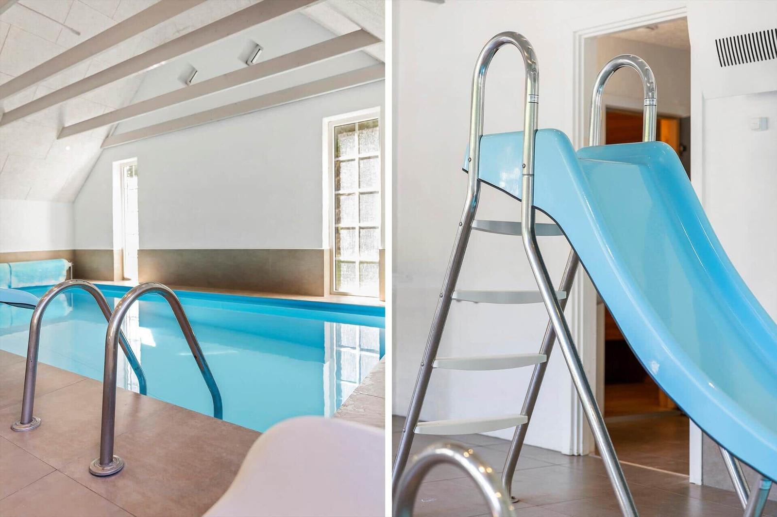 Innenpool mit blauer Rutsche und Metalltreppe. Dachbodenstruktur und Fenster sichtbar.
