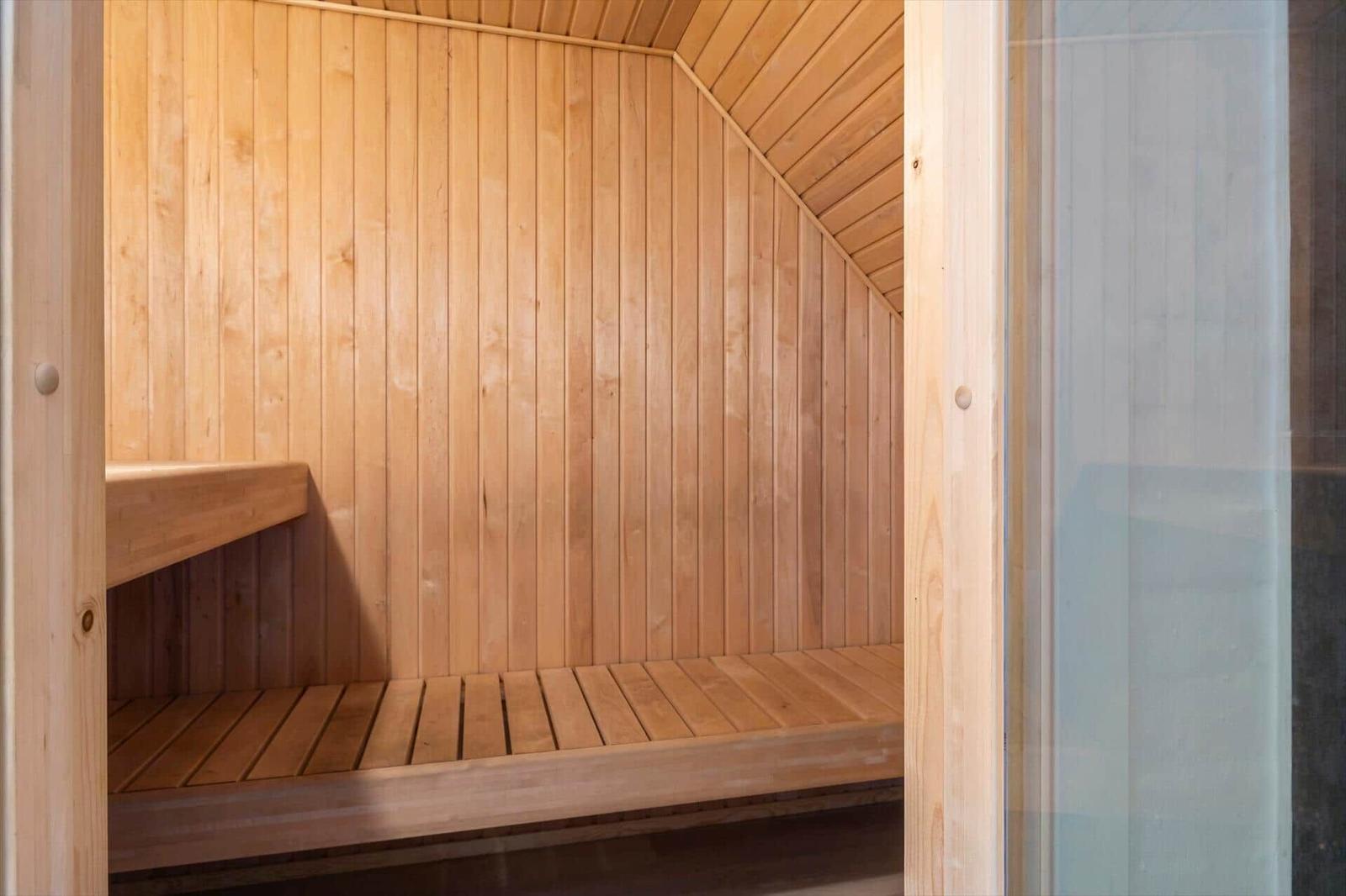Holzsauna mit Sitzbank und Bodenbänken