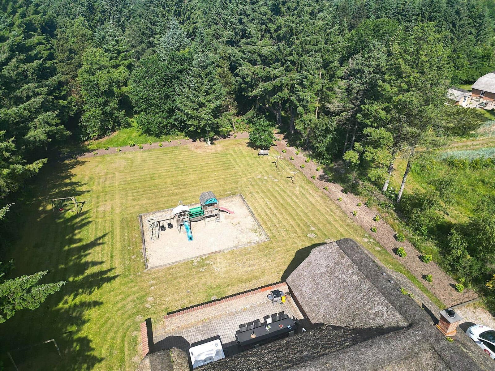 Haus mit großem Garten, Spielplatz und Grillplatz im Wald
