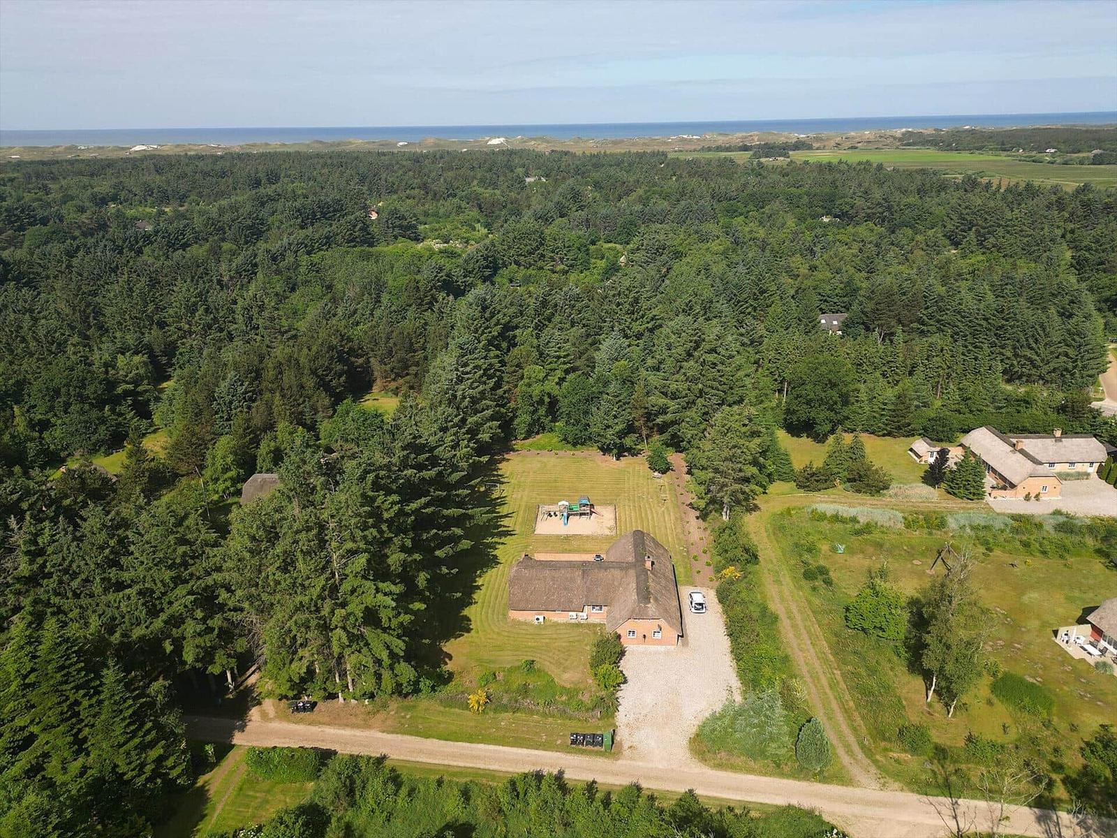 Haus mit Dach im Wald, Spielplatz und Blick auf die Nordsee.