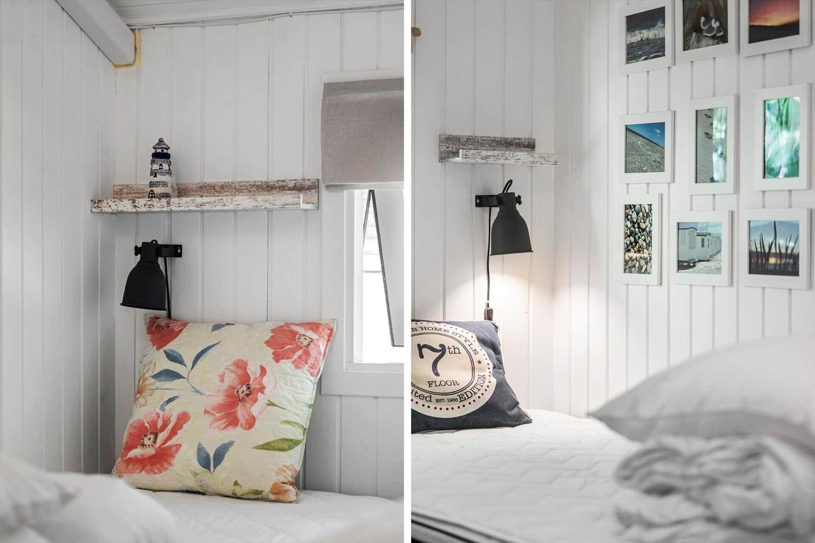 Zimmer mit weißen Wänden, Bett, Kissen und Wandregal mit Foto.