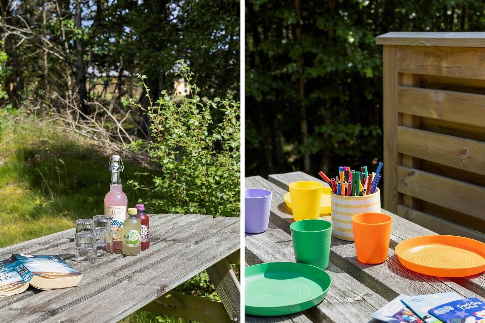 Holztisch im Freien mit Getränken und Büchern. Rechts: bunte Tassen und Schalen.