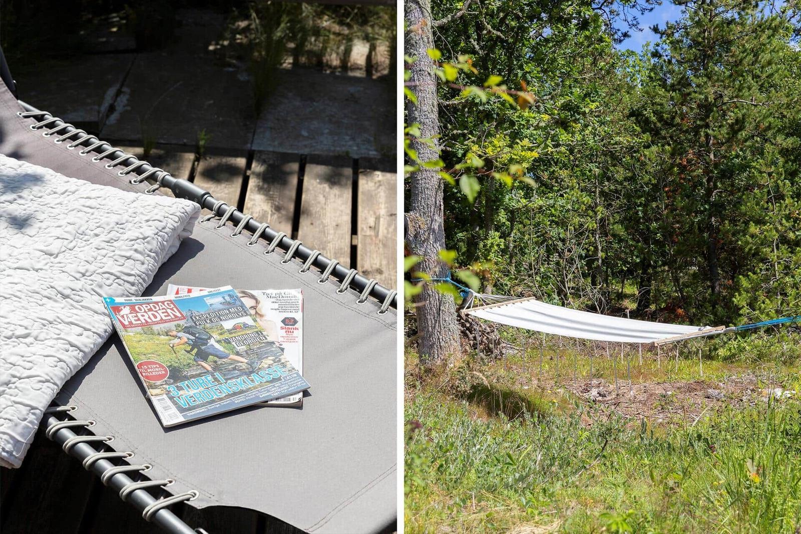 Liegestuhl mit Zeitschriften auf Terrasse und Hängematte im Wald.
