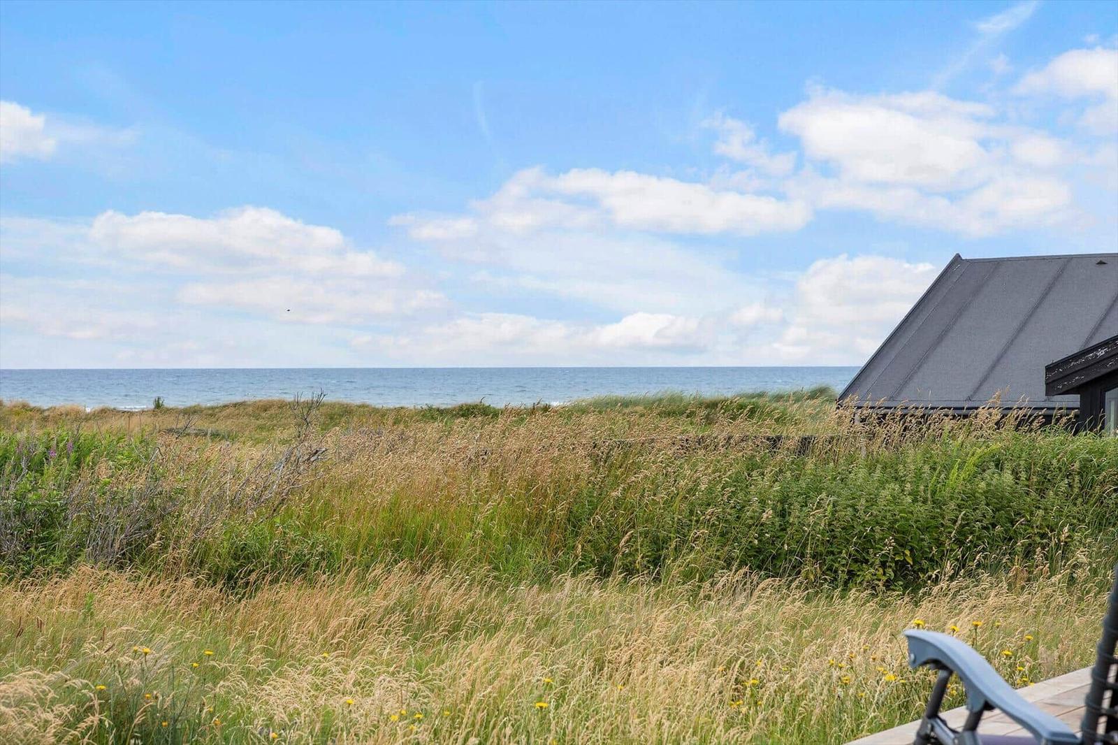 Haus mit Blick auf das Meer und Grasland