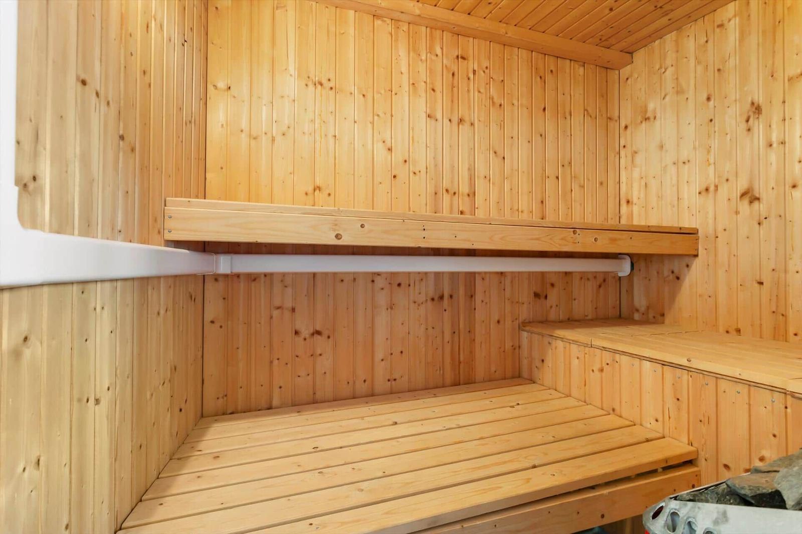 Sauna mit Holzwand und Sitzbänken