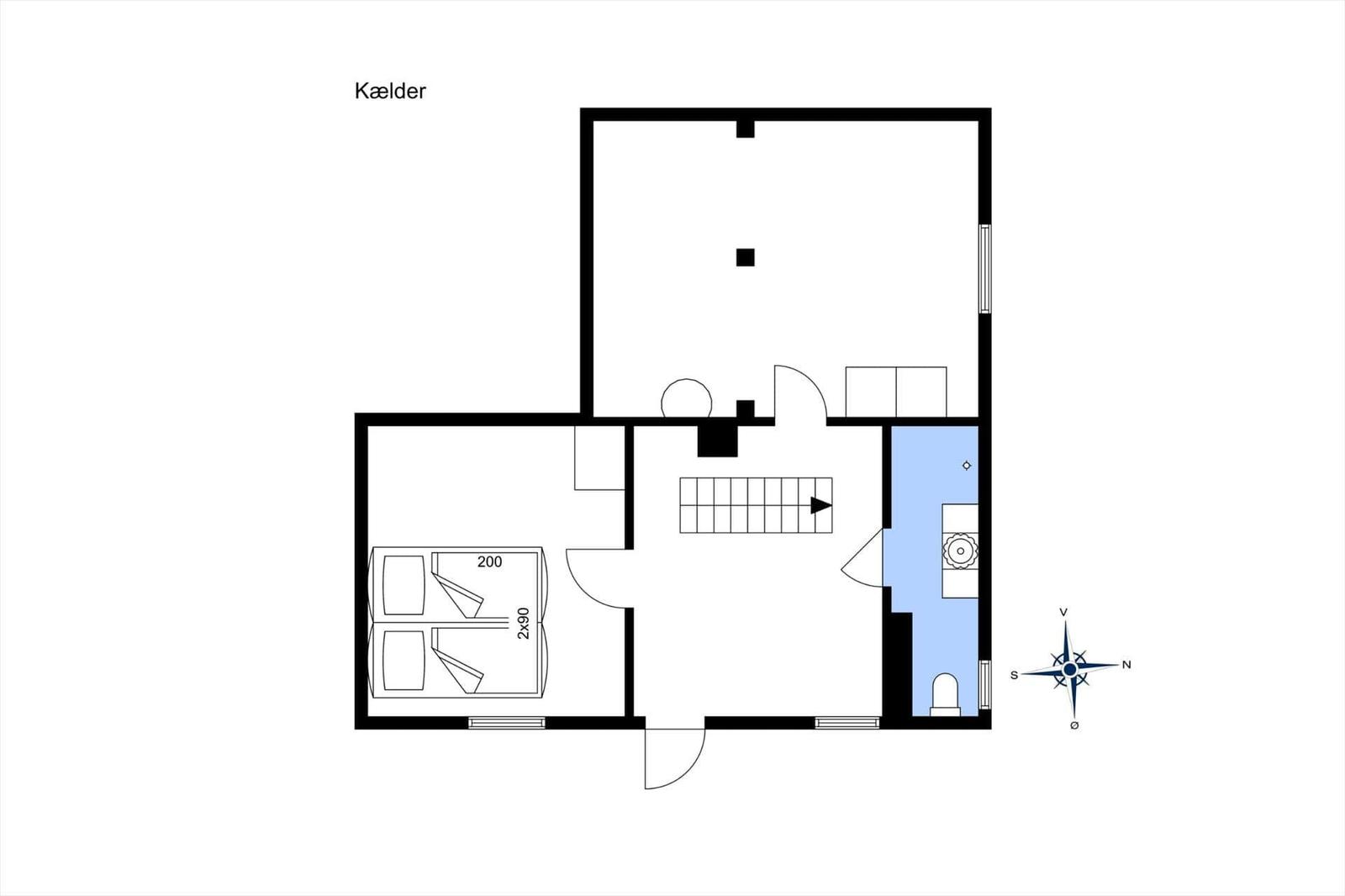 Keller ebenerdig mit Schlafzimmer, Küche und Treppenhaus.