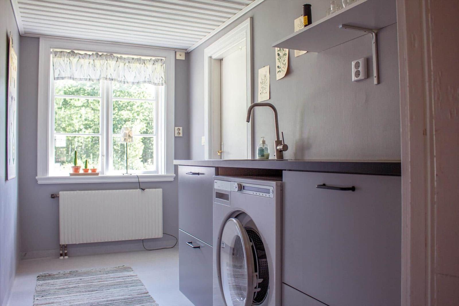 Küche mit Waschmaschine, Fenster und Heizkörper
