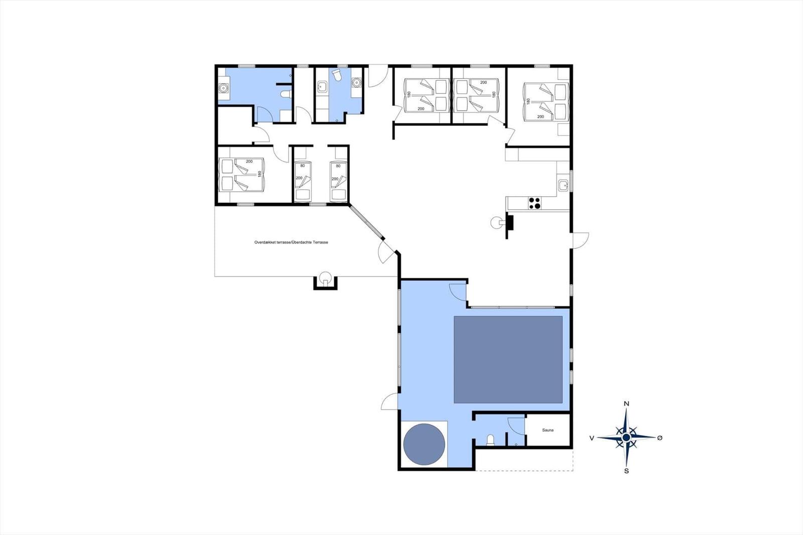 Die Wohnung hat drei Schlafzimmer, eine Küche, eine Sauna und eine überdachte Terrasse.