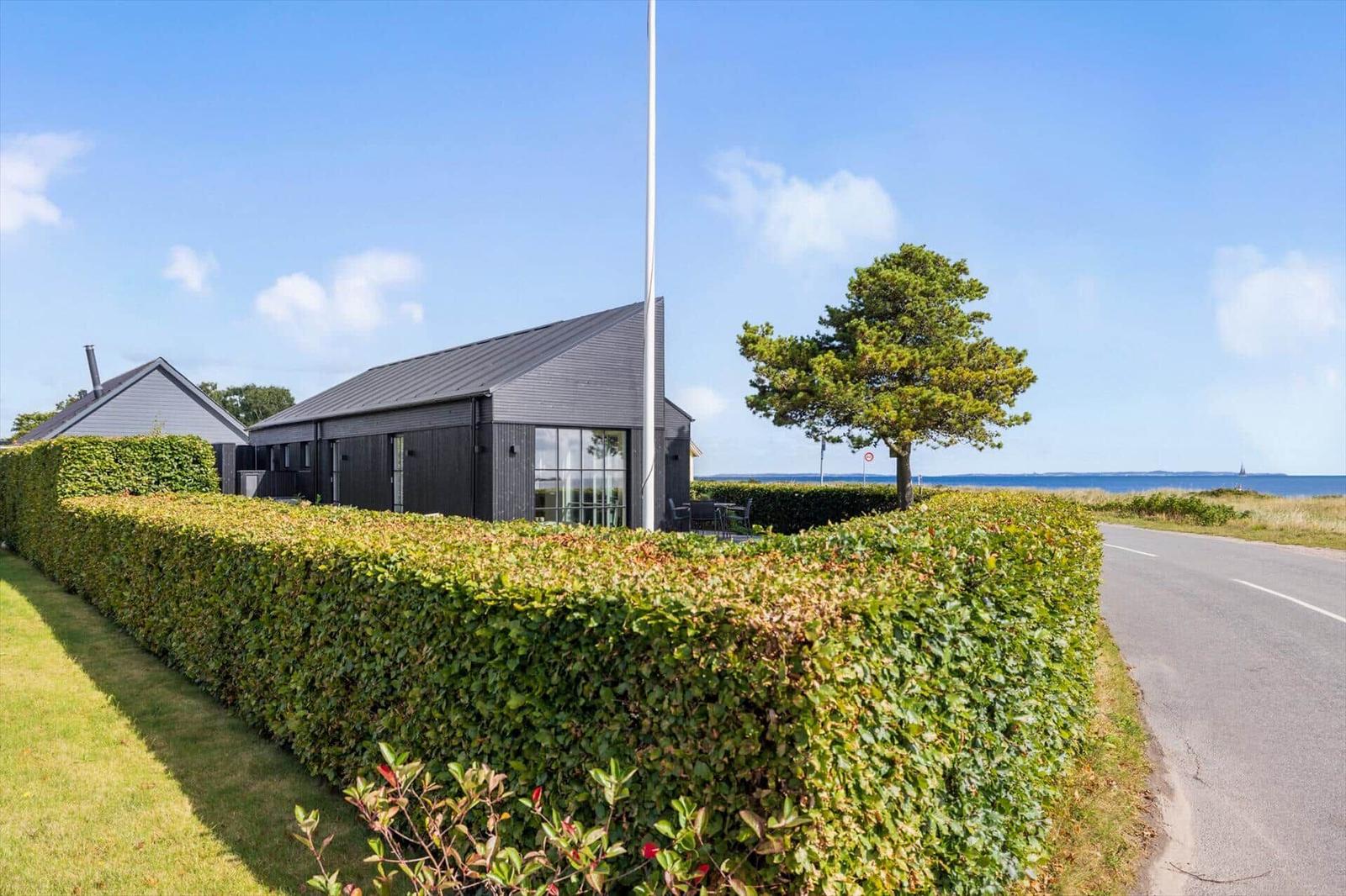 Moderne Villa mit großem Garten und Blick aufs Meer