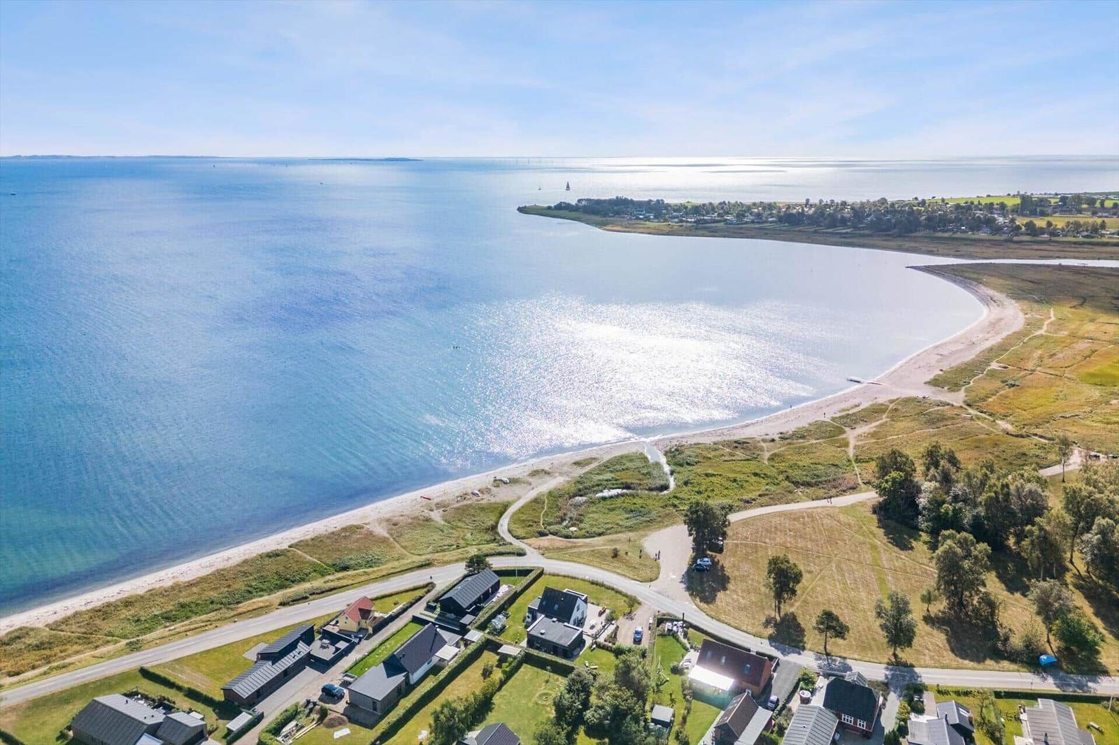 Aerielansicht eines Strandes mit Häusern und Meer