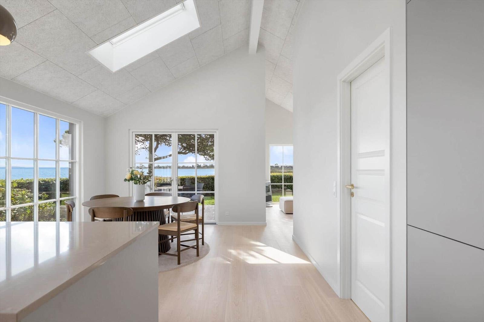 Esszimmer mit Blick aufs Meer und Holzboden