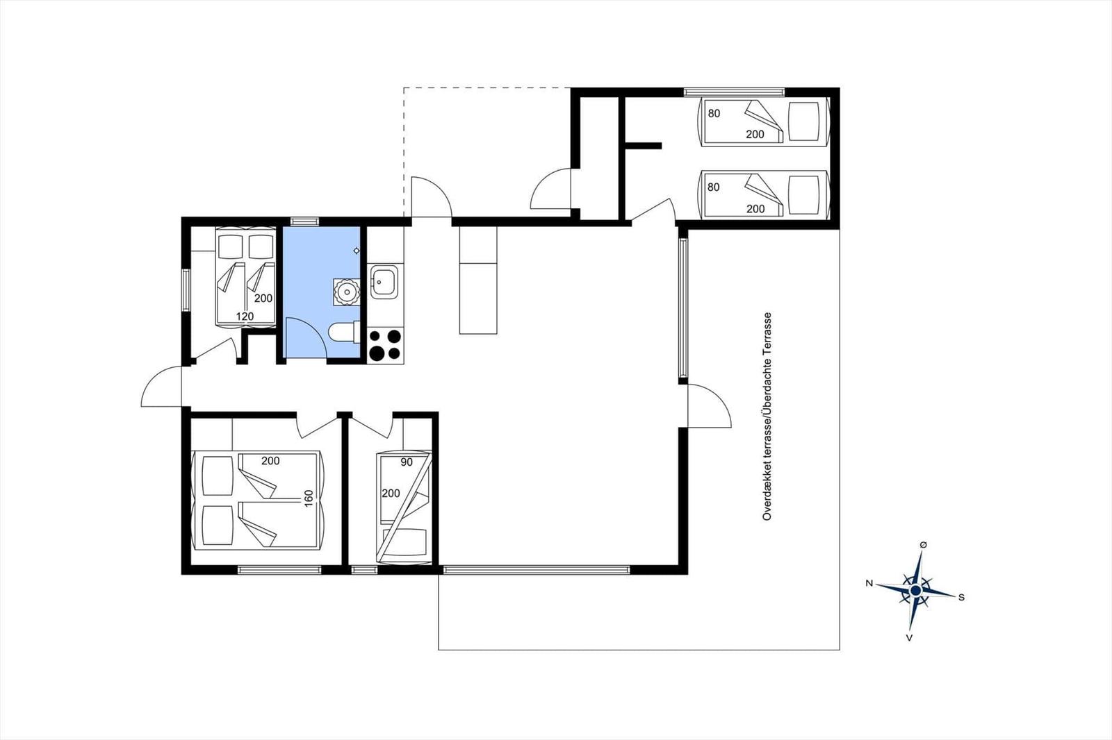 Wohnung mit drei Schlafzimmern, Küche und überdachter Terrasse.