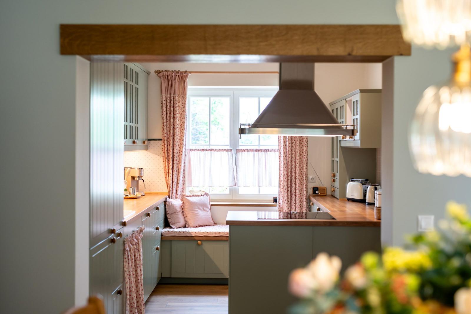 Küche mit Fensterbank, Holzrahmen und Küchenzeile.