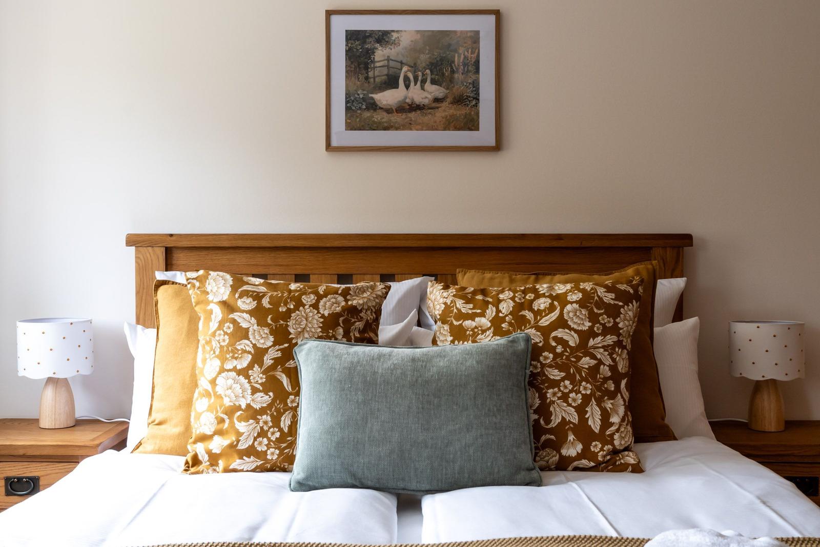 Ein Bett mit Kissen und einer Wanddekoration über dem Kopfteil.
