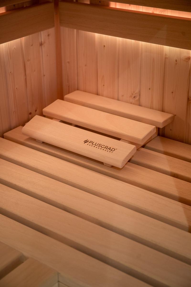 Sauna mit Holzbänken und warmem Licht