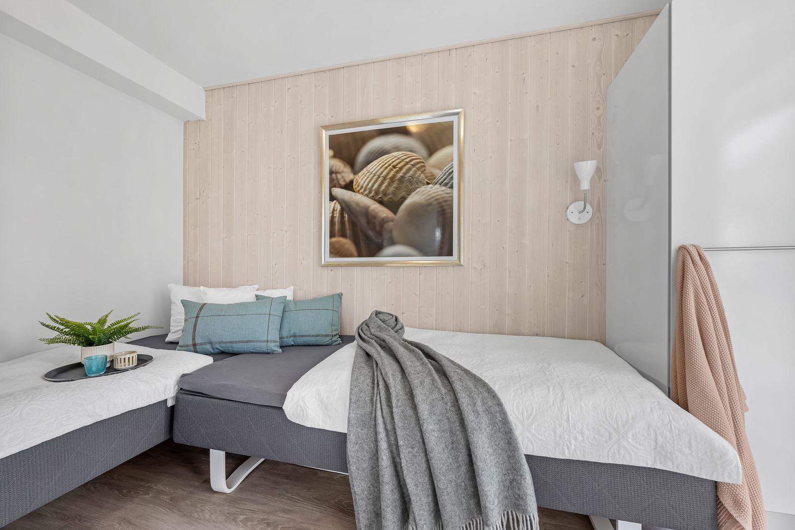 Schlafzimmer mit Bett, Wandbild und Kleiderschrank