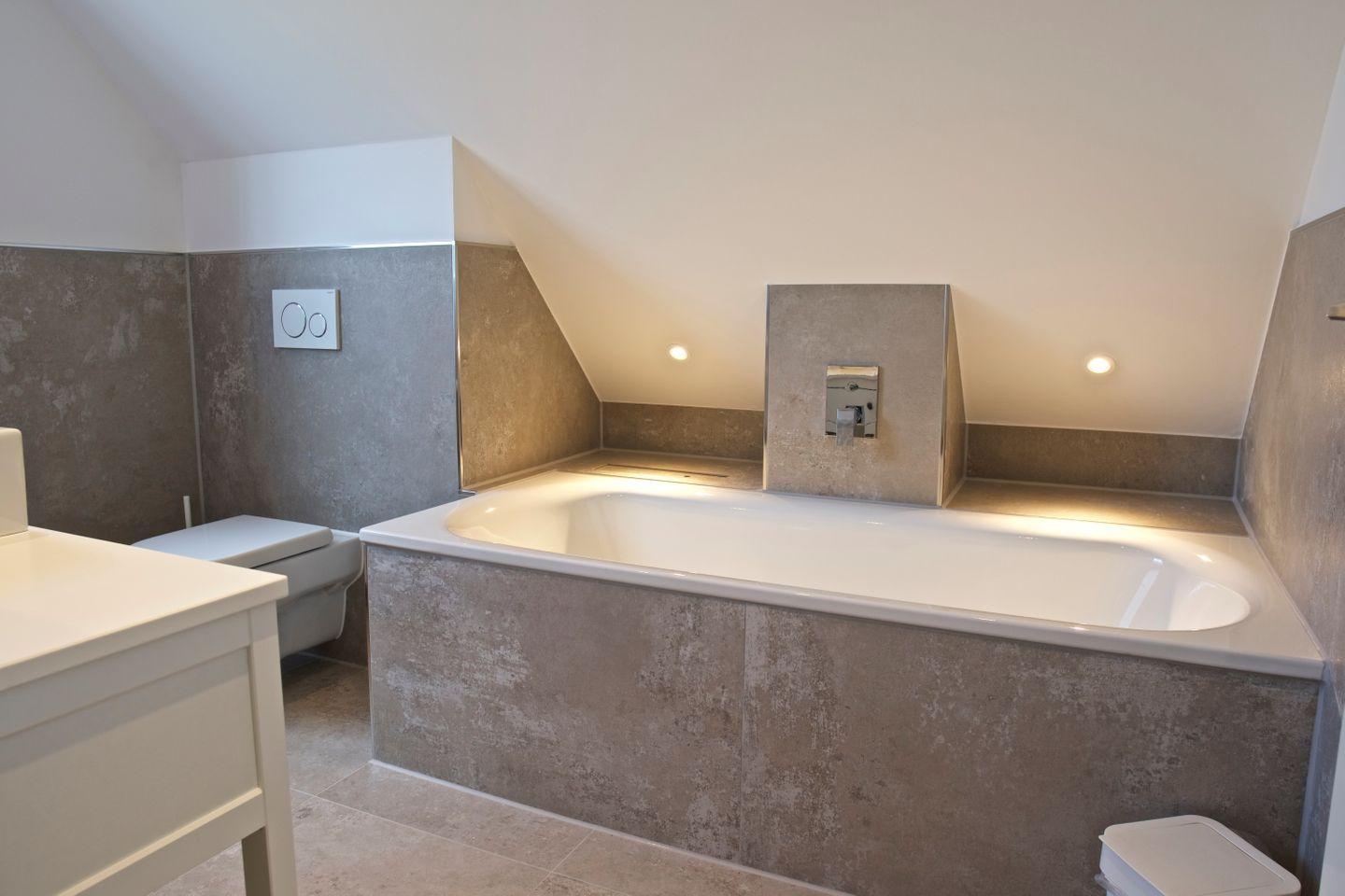 Dusche mit Duschwand und Duschkopf, Wand mit Duschvorhang und Dusche