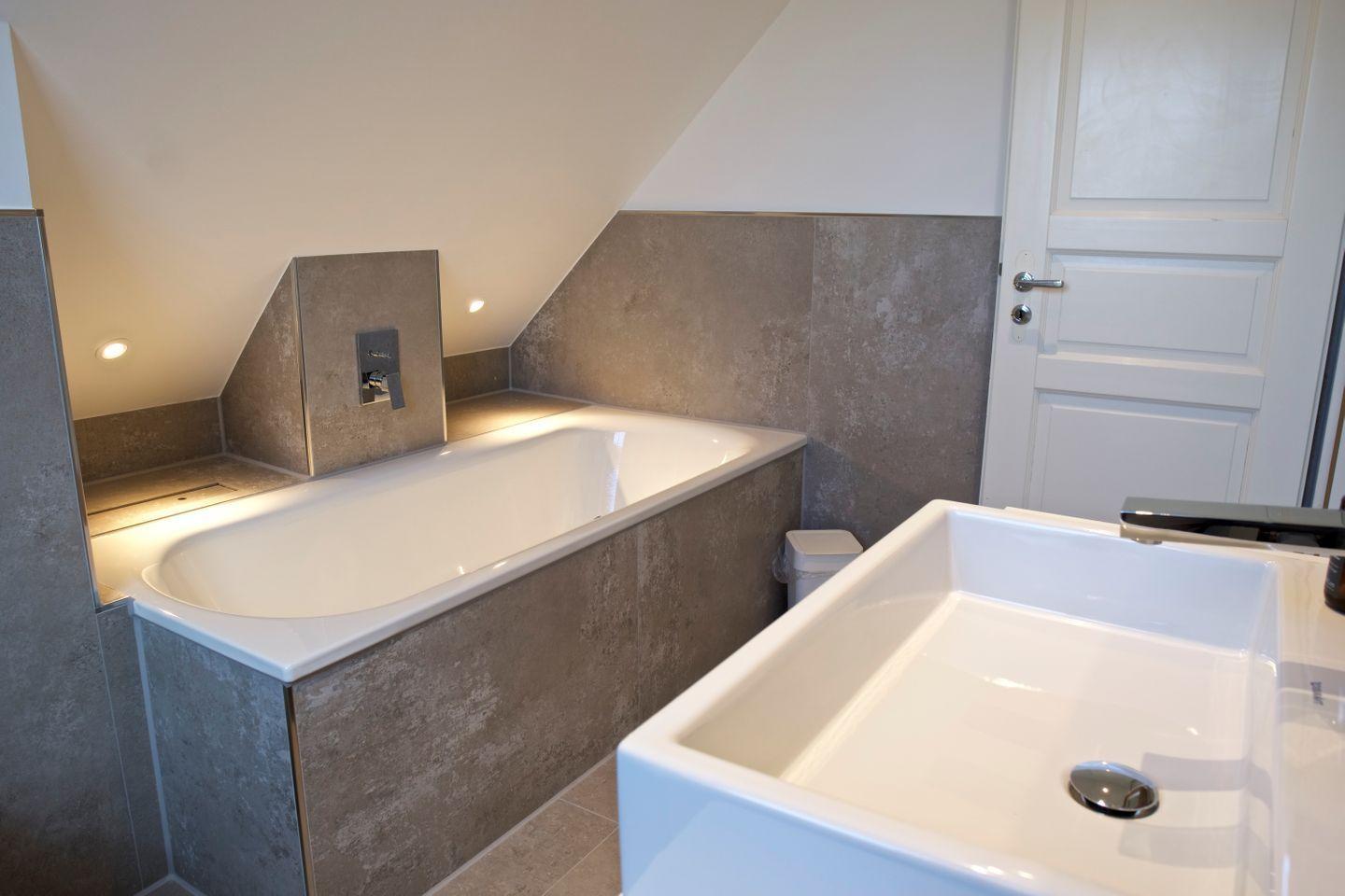 Bad mit Badewanne und Waschbecken unter schrägem Dach