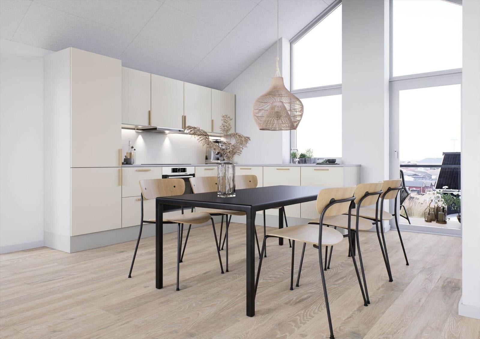 Moderne Küche mit Essbereich und großem Fenster. Holzfußboden und hängende Lampe.