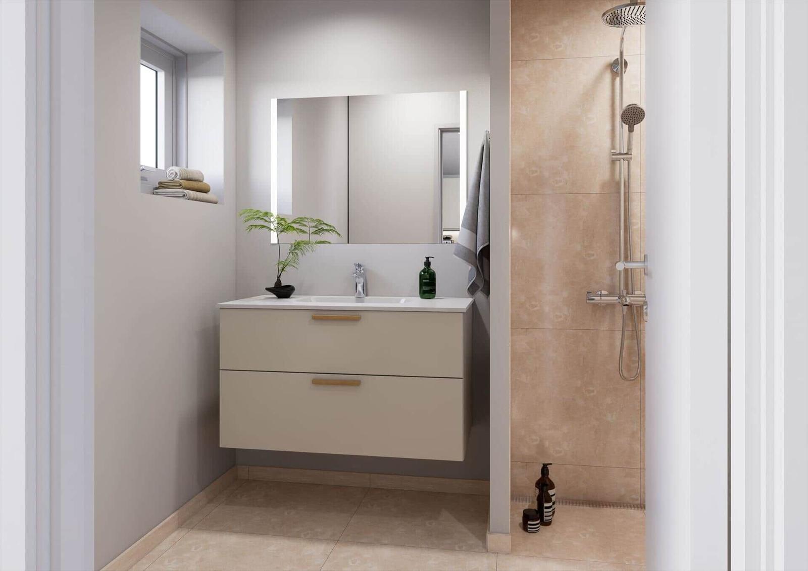 Badezimmer mit Dusche, Waschbecken und Spiegel. Aufbewahrung und Fenster sichtbar.