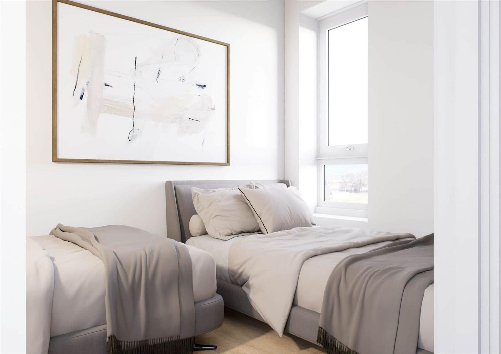 Schlafzimmer mit zwei Betten, Fenster und Wandbild.