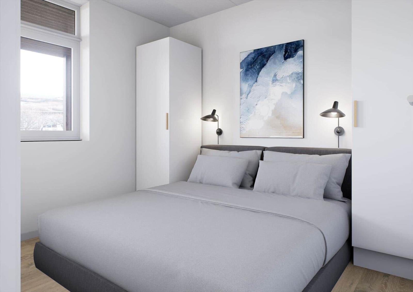 Schlafzimmer mit Bett, Wandbild und Fenster